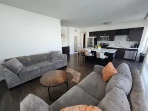 Large Apartment Home - 格伦代尔