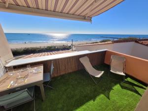 Front de mer, vue à 180° sur la méditerranée, accès direct plage