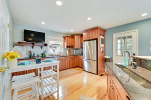 Cheerful Lake Wylie Home with Fire Pit!