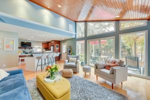 Cheerful Lake Wylie Home with Fire Pit!