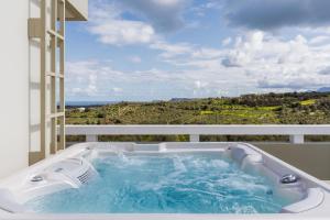 Rizes Villa, Jacuzzi & Pool amid Olive Trees