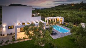 Johnnys White Luxury Villa