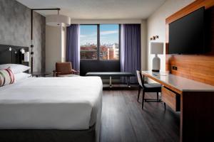 King Room - Hearing Accessible room in New York LaGuardia Airport Marriott