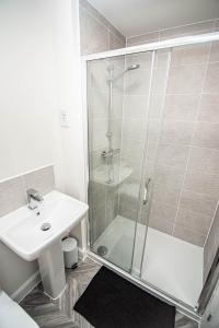 Solid Mirror Modern Riverside Home, Doncaster