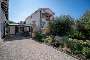 Apartments with parking space Vir - 22626