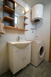 Apartments with parking space Vir - 22626