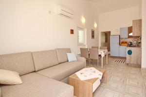 Apartments with a parking space Baska, Krk - 22700