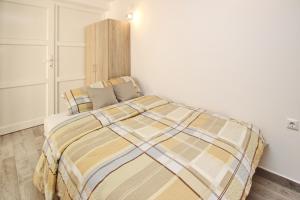 Apartments with parking space Baska, Krk - 22700