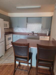 1st Floor Condo in the Desert w Pool, Spa & BBQ