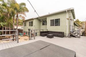 Guests house Queen Bed with private entrance