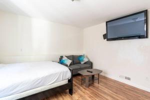 Guests house Queen Bed with private entrance