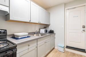 Guests house Queen Bed with private entrance