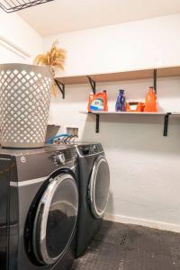 Guests house Queen Bed with private entrance