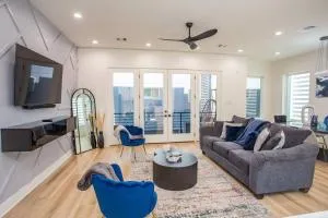 Stylish 3 Story Townhouse near East Downtown - Baytown