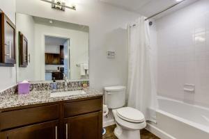 Astonishing CozySuites on I-35 with pool &parking #08