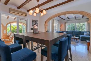 Cava de la Vida by Aguilarent