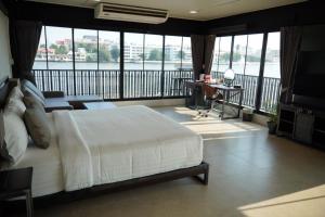 Panoramic Double Room with River View