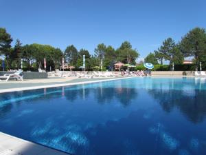 Vacation by the pool in our cozy flat