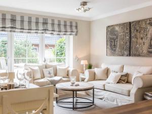 Two-Bedroom House room in Skipper Hues