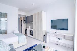 Menlyn Maine Luxury Apartments 11th & 14th floor with Balcony