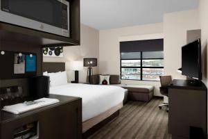 King Room with Sofa Bed room in Hyatt House Nashville Downtown SoBro