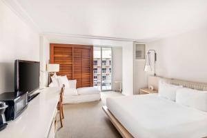 King Room with Bath Tub and City View - Mobility Accessible room in The Modern Honolulu By Diamond Resorts