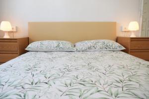 Luminoso apartamento que tiene amplia terraza, gran piscina y a 4 min de la playa