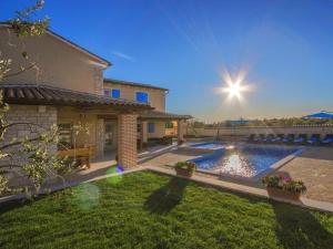 Amazing apartment with swimming pool