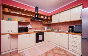 Lovely Home In Sisan With Wifi