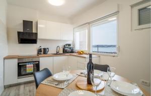 1 Bedroom Lovely Apartment In Karlobag 