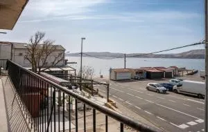 1 Bedroom Lovely Apartment In Karlobag - كارلوباغ