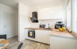 1 Bedroom Lovely Apartment In Karlobag