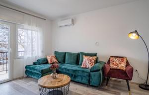 1 Bedroom Lovely Apartment In Karlobag 