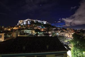 Bohemian apartment under the Acropolis