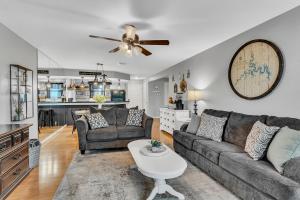 Lake Bluff Retreat - sleeps 6 - heated pool - golf