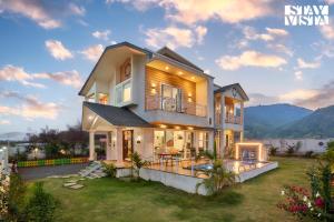 StayVistas Kaarma Villa - Valley-View Villa with Outdoor Pool, Lawn featuring a Gazebo & Machan