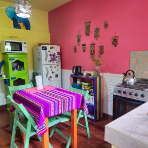 Casa una habitacion con tres camas,patio, totalmente equipada