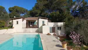 B&B / Chambres d'hotes Charmant petit studio avec jardin et piscine : photos des chambres