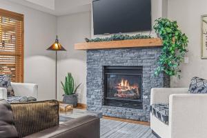 Spring Creek Spacious Luxury King One Bedroom plus Den at White Spruce Lodge