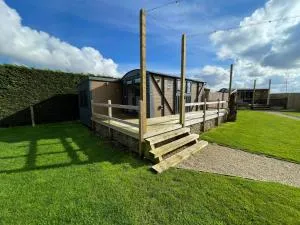 Maple Lodge Quirky Salvaged Railway Carriage with Hot Tub - Quadring
