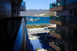 Apartamentos de 2 quartos com piscina na Praia dos Anjos