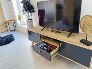 Cambridge - Modern 4-BR Home with Gardens & Wi-Fi