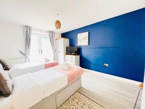 Spacious 4 Bedroom, Wi-Fi, 2 Gardens, Sleeps 8 - Amethyst