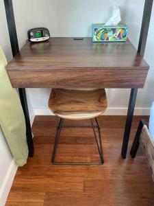 OTR, QUEEN Bed, 50in TV, Workspace, Near Lightrail
