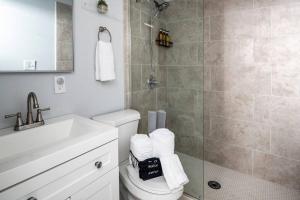 OTR, QUEEN Bed, 50in TV, Workspace, Near Lightrail