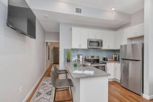 Central OTR, Lux King Bed, Fast Wifi, Fully Equipped, 50in TV, Sleeps 3ppl