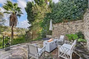 Executive Retreat by Cardo - Renovated, Spacious - Spring Valley