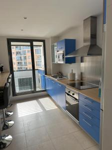 Luxurious, Newly-Renovated Large 2-Bedroom Condo by the Beach