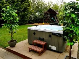 Deluxe 1 Bed Versace Hot Tub Sky TV Cinema Screen - Steeple Bumpstead