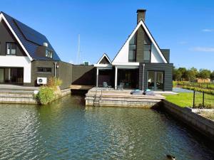 Peaceful villa on the water in Stavoren